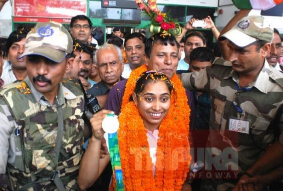 Absence of CPI-M representatives at Agartala airport for welcoming Golden girl Dipa Karmakar sparks of controversy Absence of CPI-M representatives at Agartala airport for welcoming Golden girl Dipa Karmakar sparks of controversy